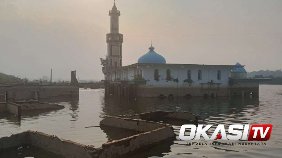 Bekas permukiman Kampung Somang kembali terlihat saat air Bendungan Karian surut di Kecamatan Sajira, Kabupaten Lebak.