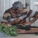 Madhalim, lansia di Kabupaten Lebak, mengikat perut saat menjual kangkung untuk menyambung hidup.