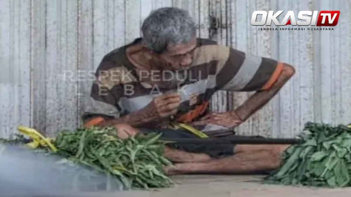 Madhalim, lansia di Kabupaten Lebak, mengikat perut saat menjual kangkung untuk menyambung hidup.
