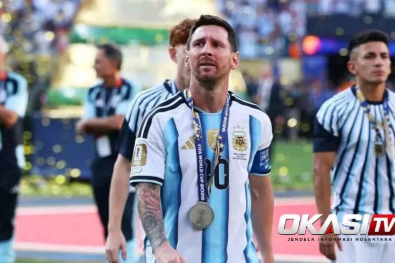ALT Foto Lionel Messi mengenakan medali perak seusai Argentina kalah dari Spanyol pada final Piala Dunia 2026 di Stadion MetLife.