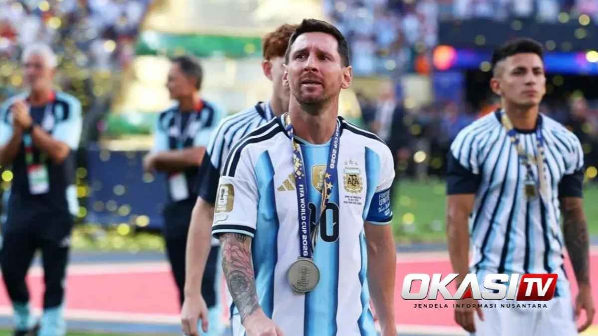 ALT Foto Lionel Messi mengenakan medali perak seusai Argentina kalah dari Spanyol pada final Piala Dunia 2026 di Stadion MetLife.