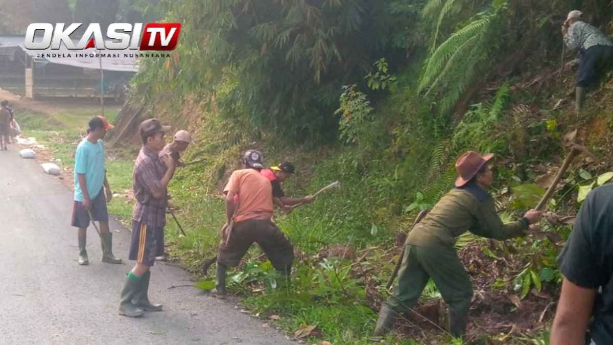 Jumsih Desa Sobang warga gotong royong membersihkan lingkungan sambut HUT ke-81 RI