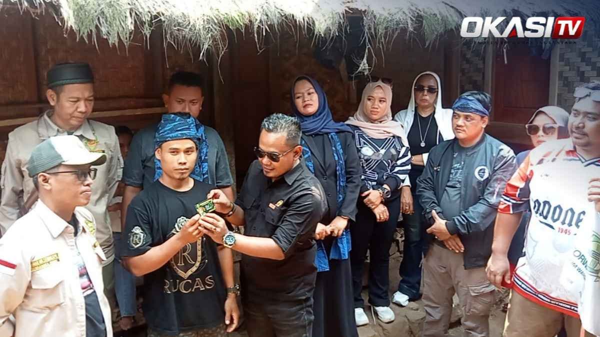 Presidium Forwatu Banten Arwan menyematkan KTA kepada Arman