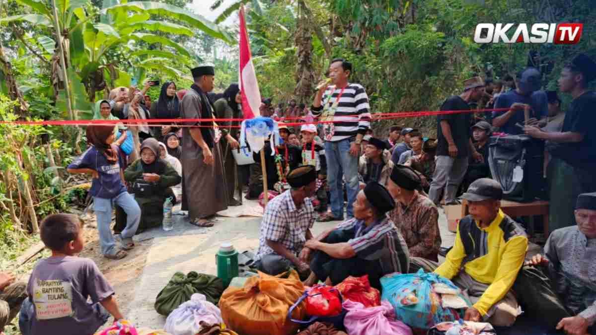 Warga Kampung Palendeng menggelar doa bersama setelah jalan rabat beton Palendeng selesai dibangun secara swadaya