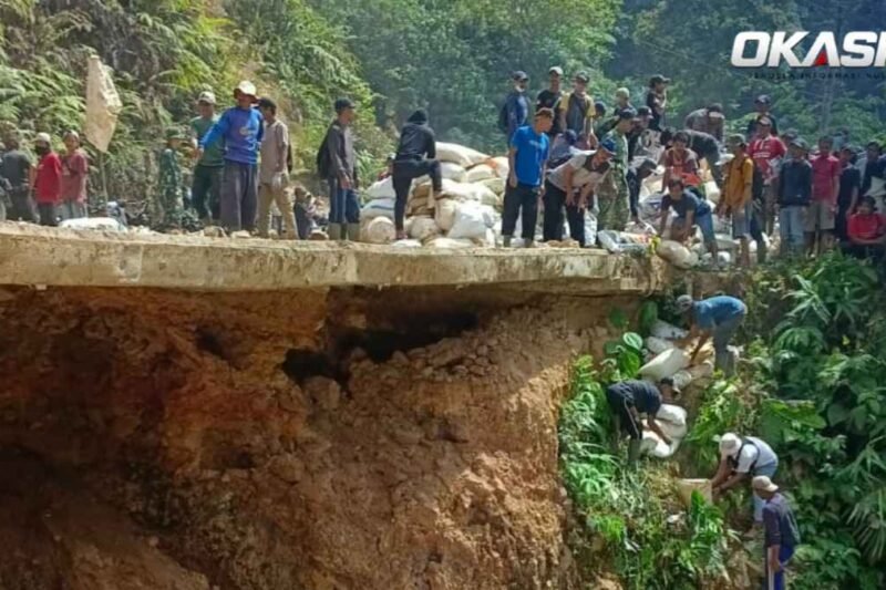 Jalan Raya Citorek–Warung Banten Rusak, Warga Cibeber Turun Bergotong Royong