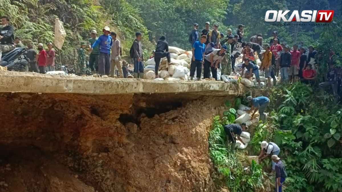 Warga gotong royong memperbaiki Jalan Raya Citorek–Warung Banten yang rusak