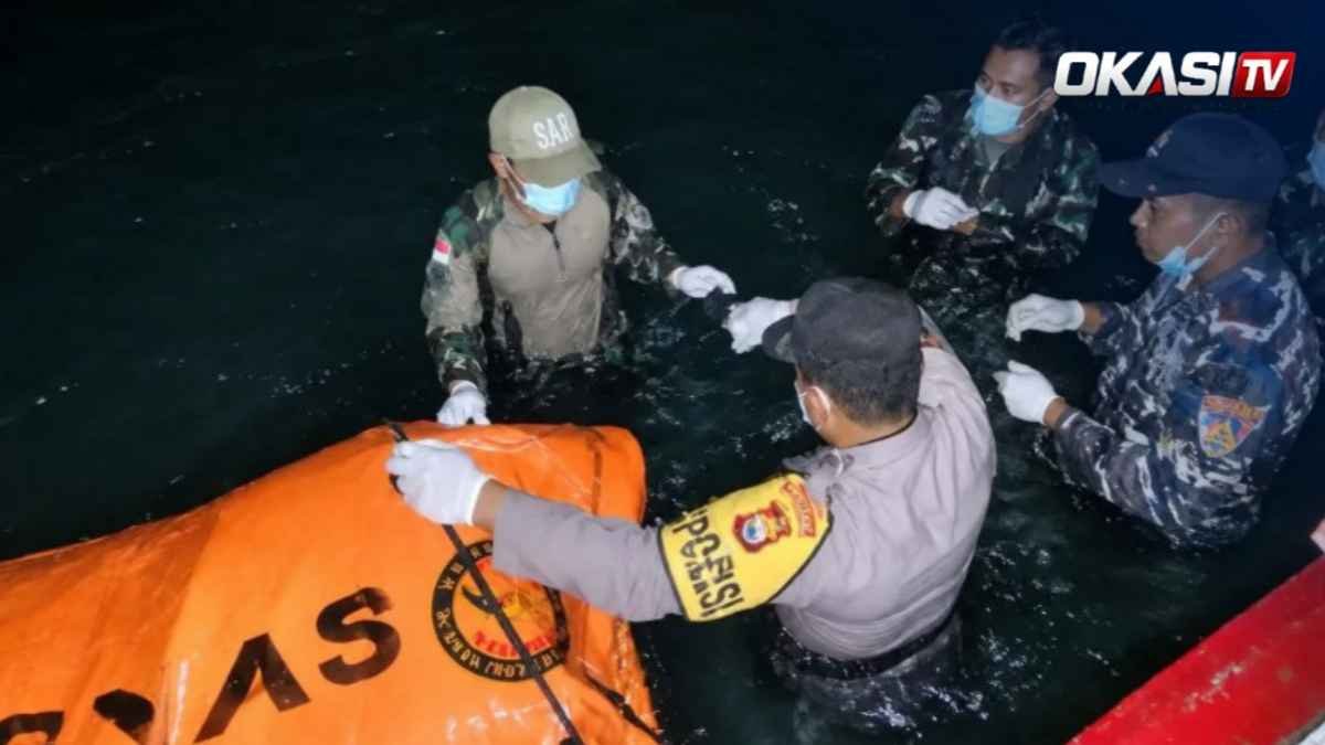 Jenazah Surakman ABK Arupadhatu 1 dievakuasi petugas setelah ditemukan di perairan Pulau Enggano