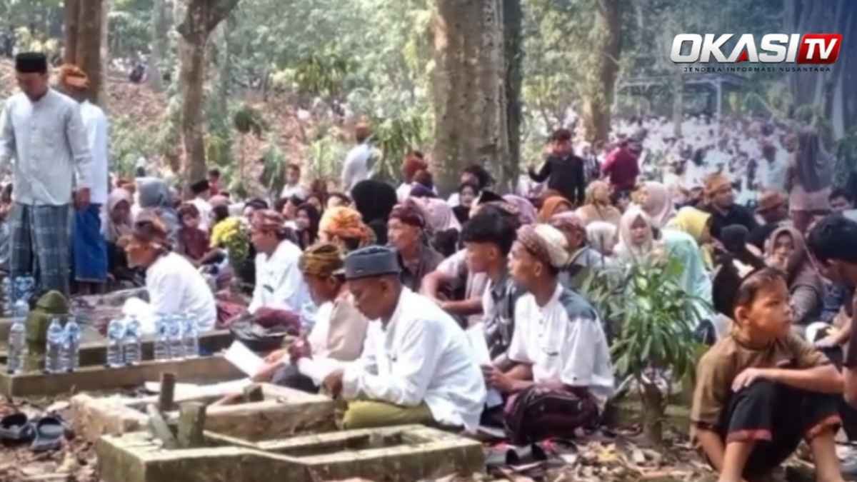 Seren Taun Kasepuhan Guradog di Lebak diikuti warga Kasepuhan dalam prosesi ziarah ke makam leluhur