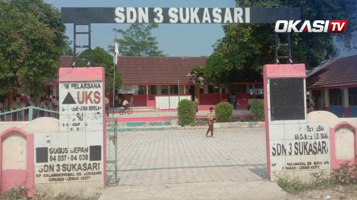 Tulisan di gerbang SDN 3 Sukasari tampak pudar dan sebagian tak terbaca utuh.