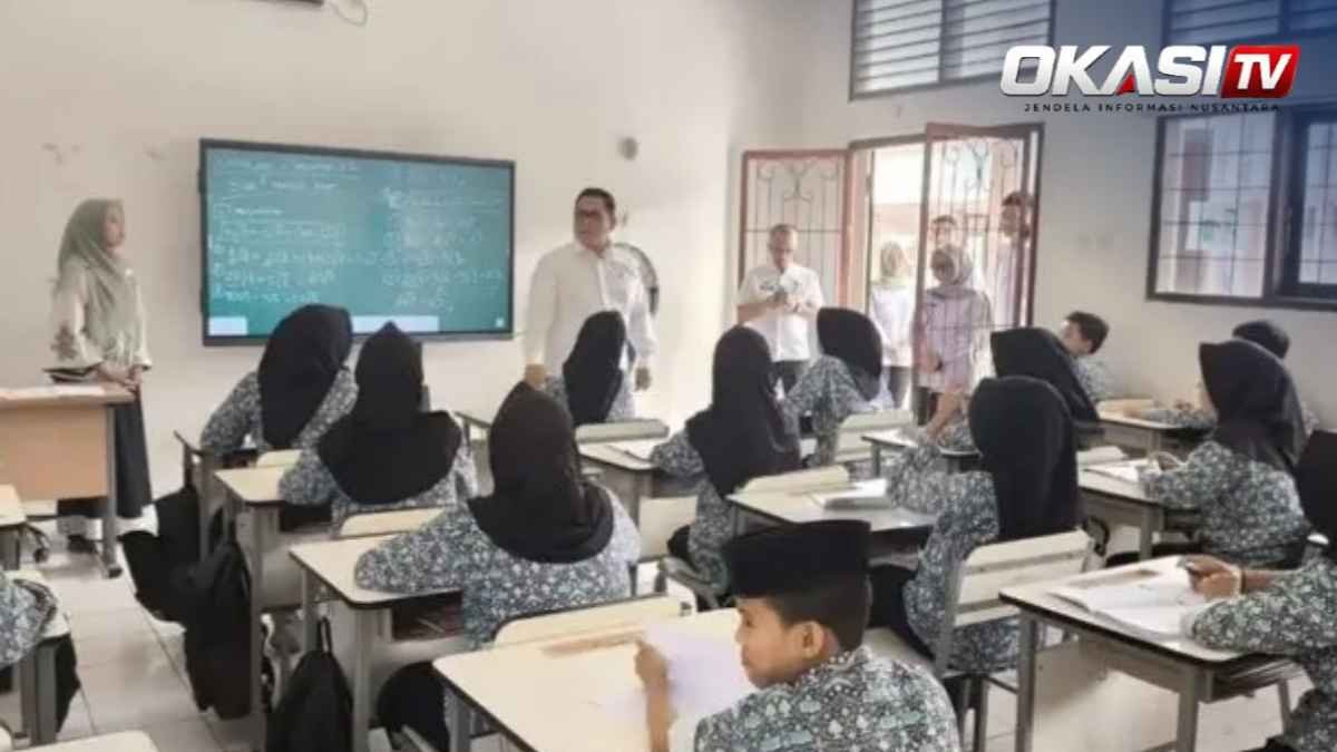 Wabup Lebak Amir Hamzah meninjau pembelajaran Sekolah Rakyat Kabupaten Lebak di SKB Sajira