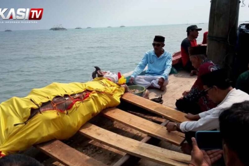 Warga Carita larung kerbau di tengah pencarian 5 jurnalis dan 3 awak kapal