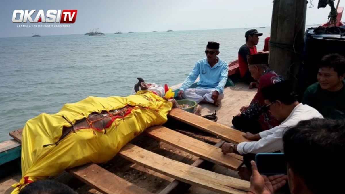 Warga Carita larung kerbau di tengah pencarian 5 jurnalis dan 3 awak kapal