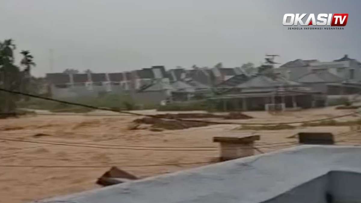 Banjir Padang merendam rumah warga akibat luapan Sungai Lubuk Minturun