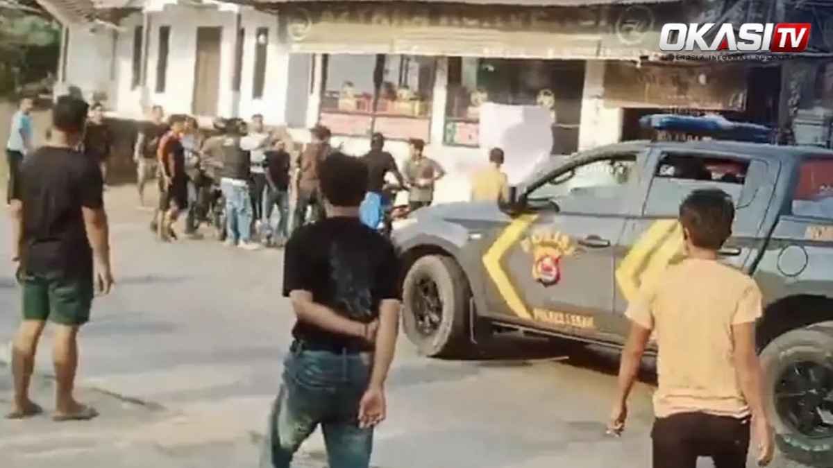 Petugas kepolisian saat dukun pengobatan alternatif digerebek warga Lebak di Desa Malingping Utara akibat dugaan pencabulan
