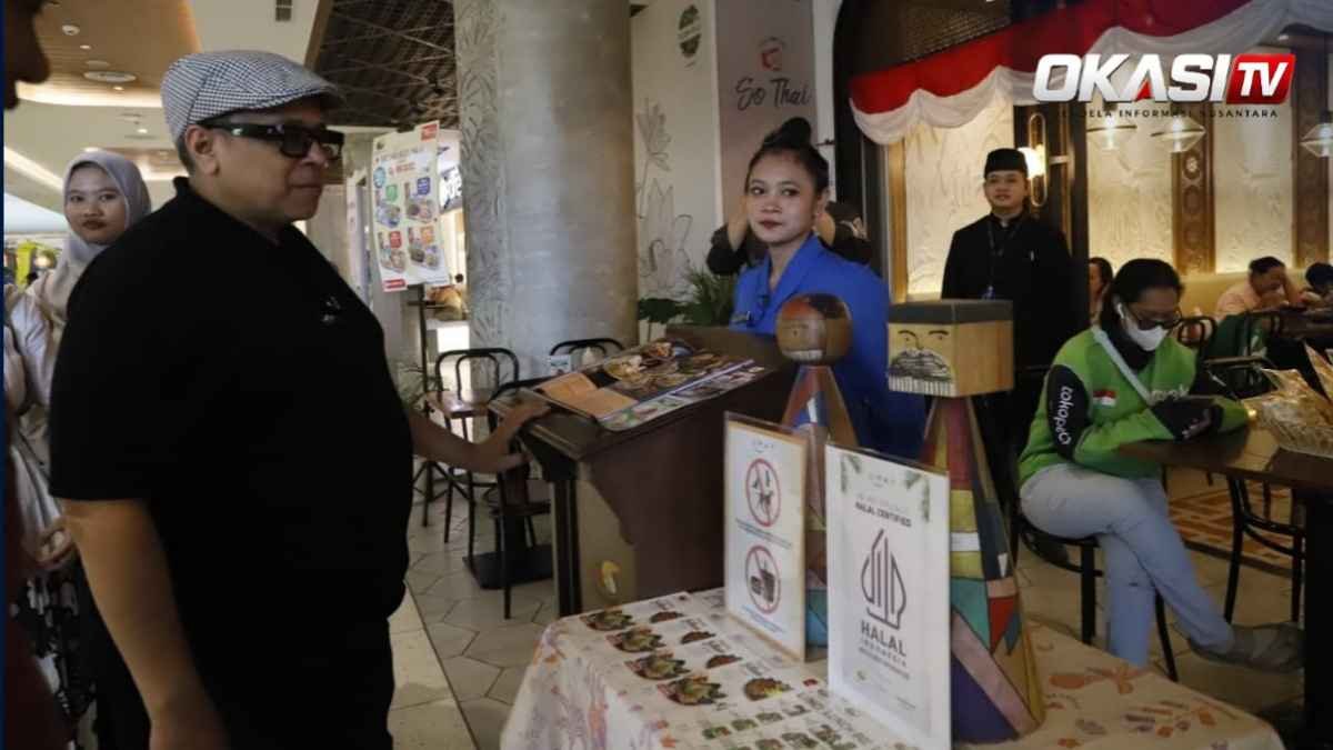 Kepala BPJPH Ahmad Haikal Hasan di kafe bersertifikat halal di Bali