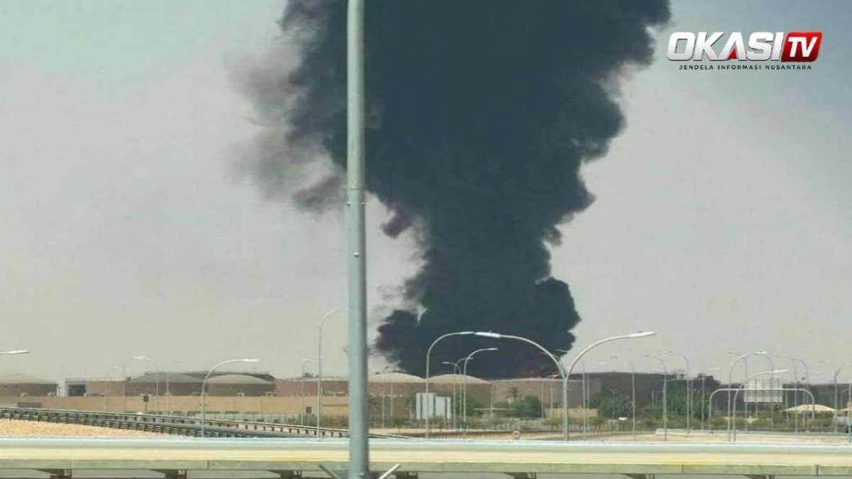 Kepulan asap di sekitar Bandara Riyadh setelah serangan yang menewaskan 12 orang