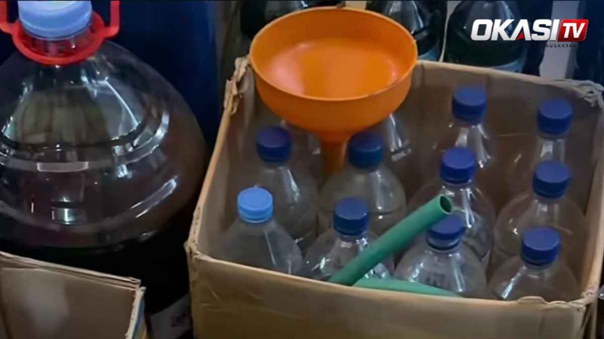 Pengecer Pertalite di Bali dan barang bukti botol plastik berisi BBM yang disita polisi.