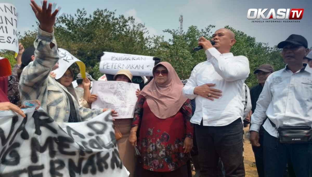 Ketua Umum LSM GENPAR Sambas Alamsyah bersama warga saat aksi peternakan ayam di Jasinga